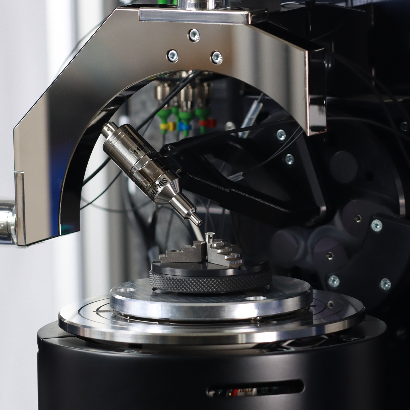 El LUPHOScan 75 HD lleva la precisión del laboratorio a la producción en masa. Es el sistema más rápido y preciso del mundo para la metrología de lentes pequeñas y medianas (hasta 75 mm).